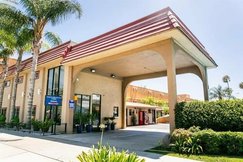 Внешний вид отеля Anaheim Discovery Inn & Suites