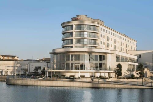 Внешний вид отеля Waterfront Southport Hotel