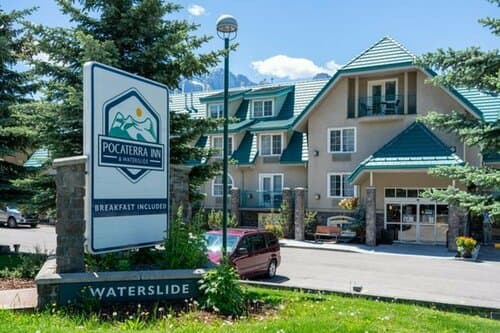 Внешний вид отеля Pocaterra Inn and Waterslide