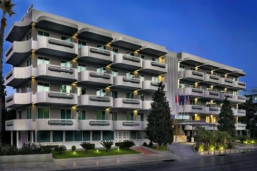 Внешний вид отеля Blazer Suites Hotel