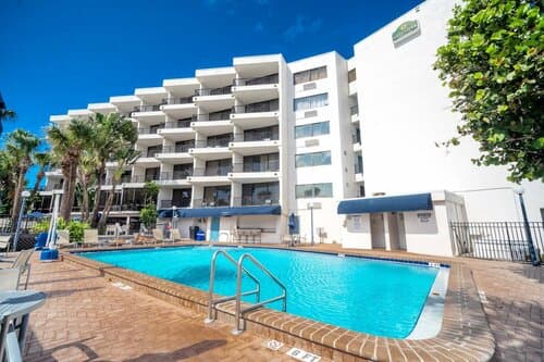 Внешний вид отеля La Quinta Inn & Suites by Wyndham Cocoa Beach Oceanfront