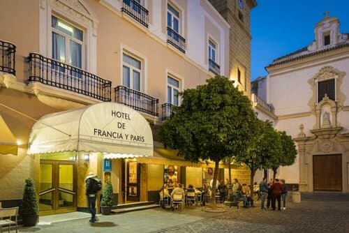 Внешний вид отеля Hotel de Francia y París