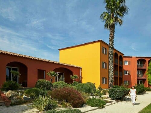 Внешний вид отеля Ibis Hyeres Plage Thalassa