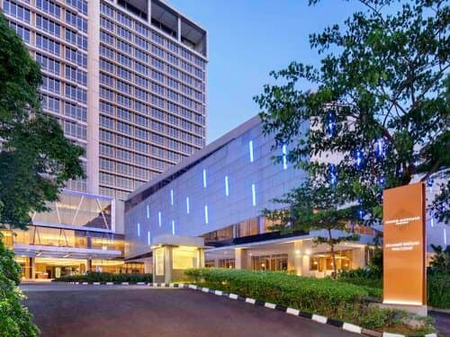 Внешний вид отеля Grand Mercure Solo Baru