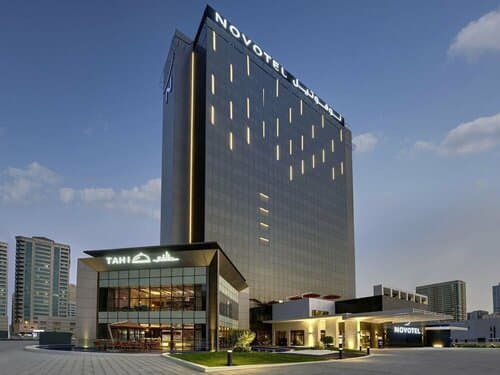 Внешний вид отеля Novotel Sharjah Expo Center
