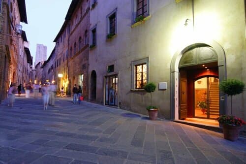 Внешний вид отеля Hotel L'Antico Pozzo