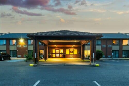 Внешний вид отеля Comfort Inn Highway 401