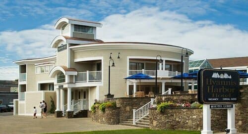 Внешний вид отеля Hyannis Harbor Hotel