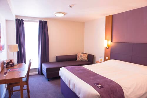 Внешний вид отеля Premier Inn Cheltenham Central