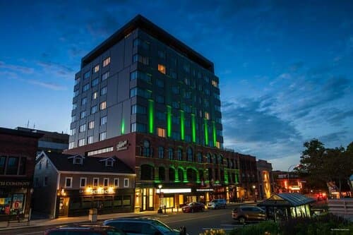 Внешний вид отеля The Holman Grand Hotel