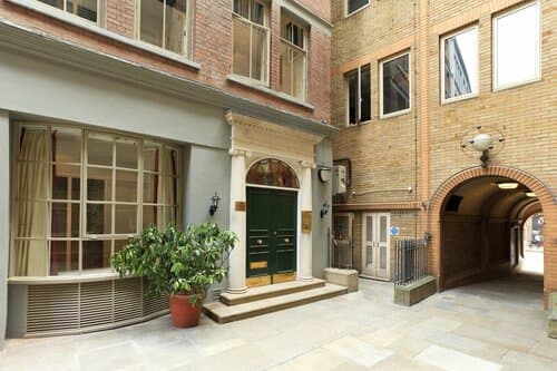 Внешний вид отеля Red Lion Court by City2Stay
