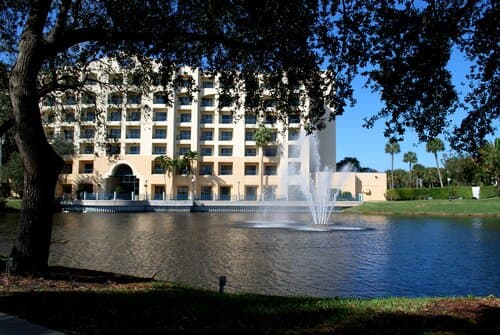 Внешний вид отеля Hilton Boca Raton Suites